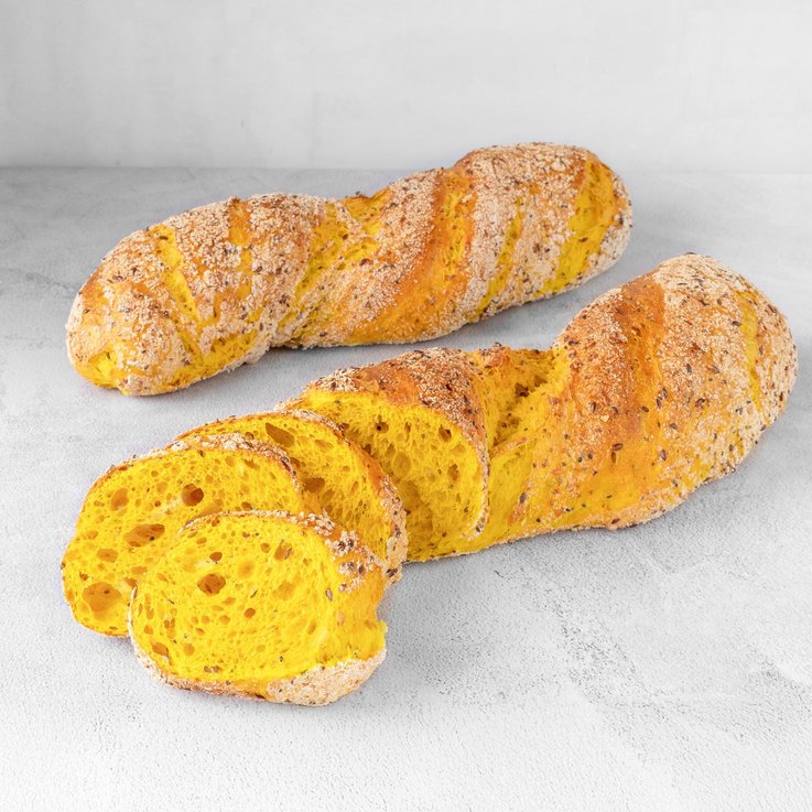 Pan de cúrcuma Sabia con miga amarillo dorado y corteza crujiente.